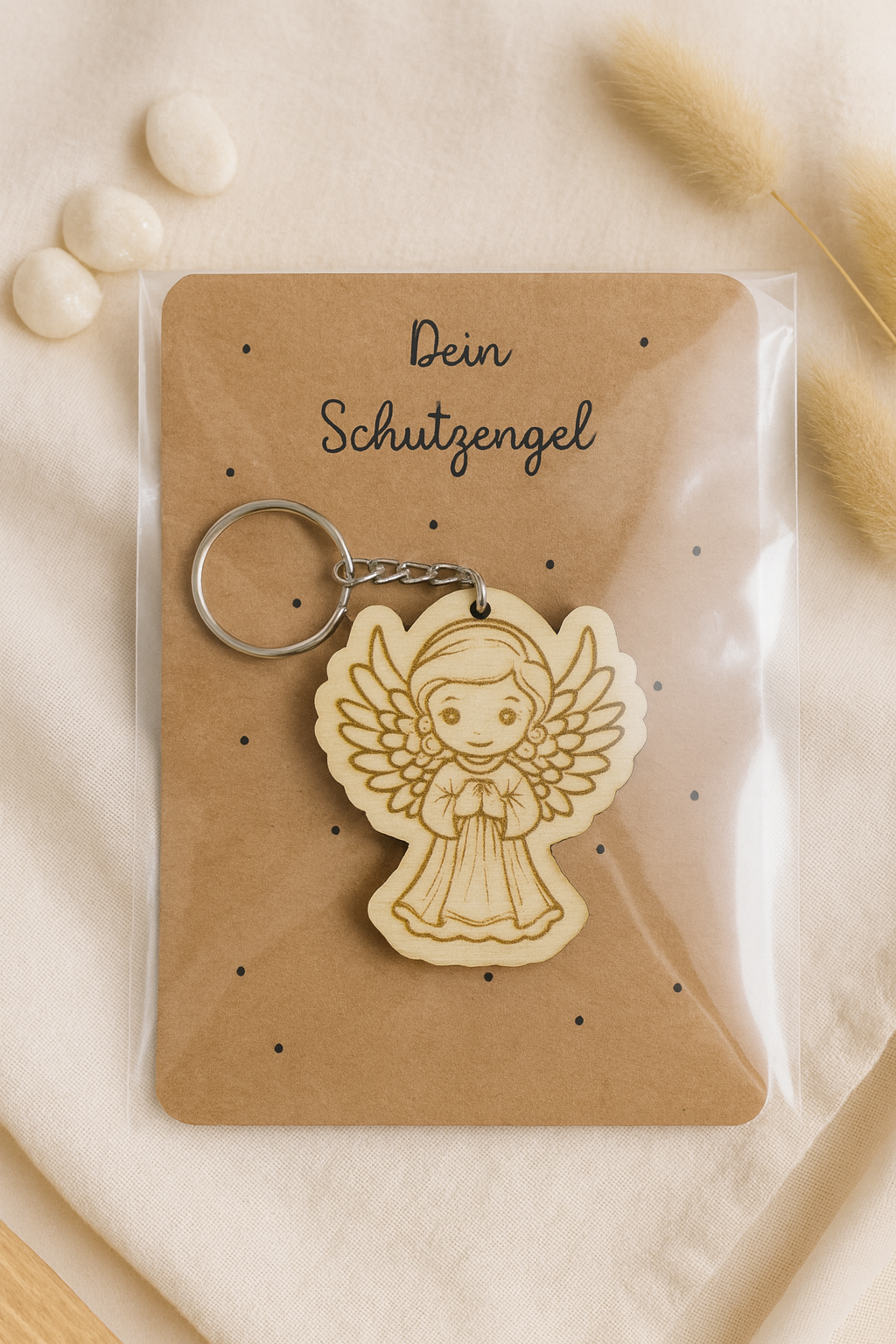 Schlüsselanhänger Engel aus Holz – handgefertigt & graviert – 8 cm