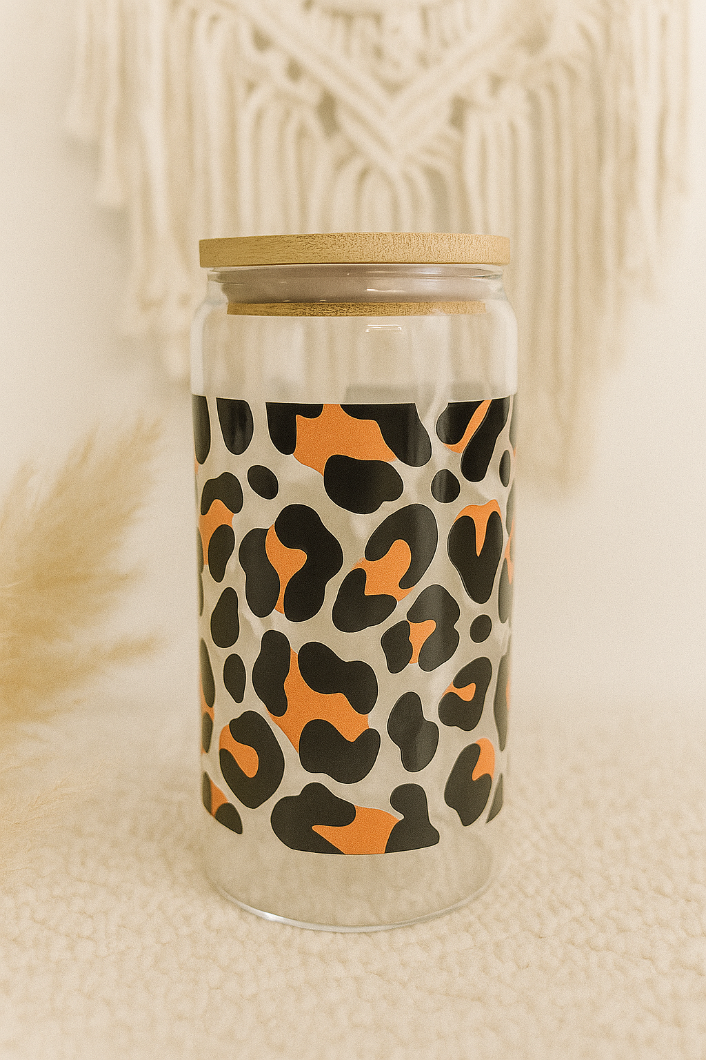 Trinkglas mit orangem Leopardenmuster – Wild, stylish & auffällig