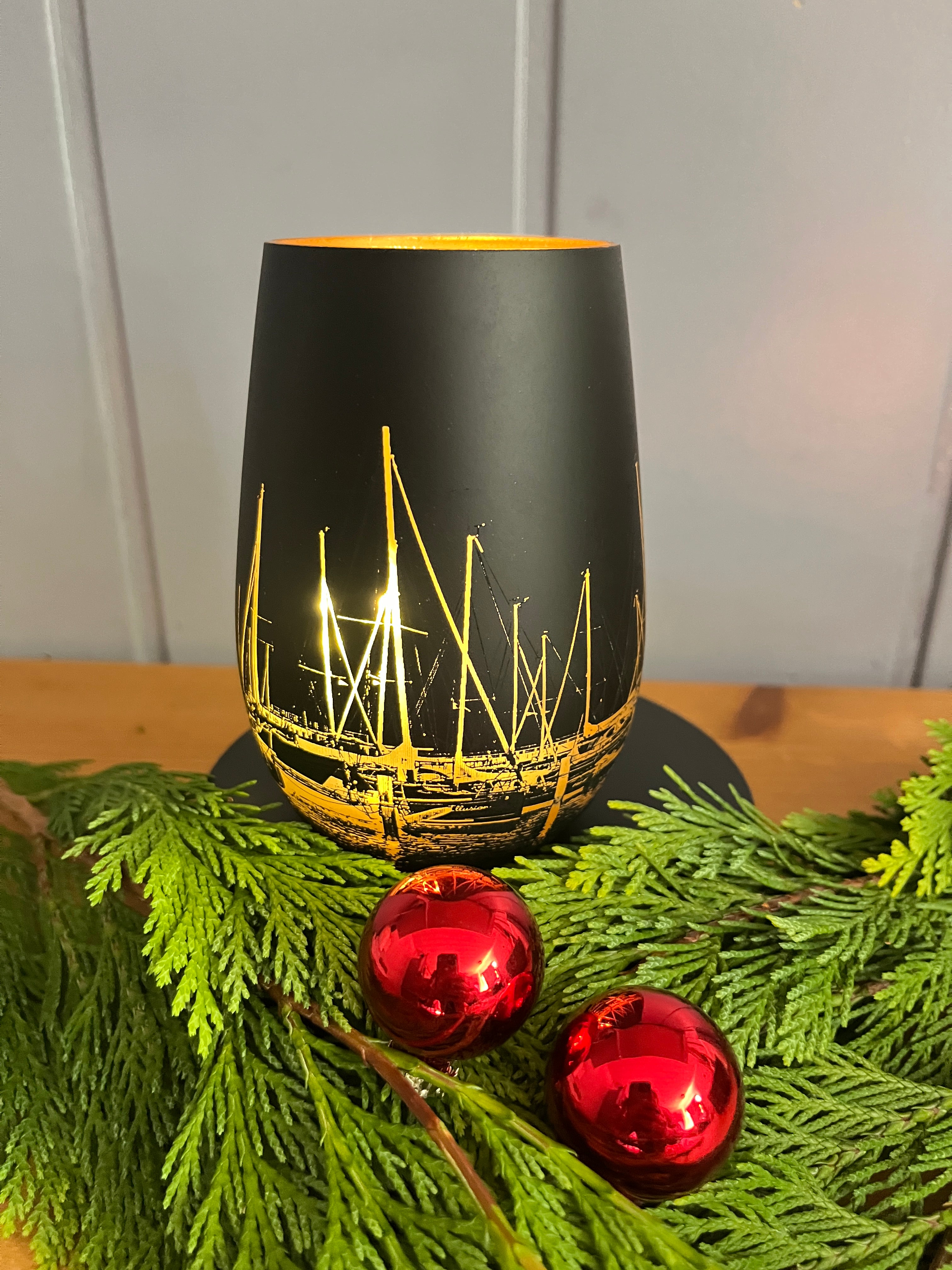 Windlicht Segelboote im Hafen – Schwarzes Teelicht mit Bronze-Innenfläche | 12 cm