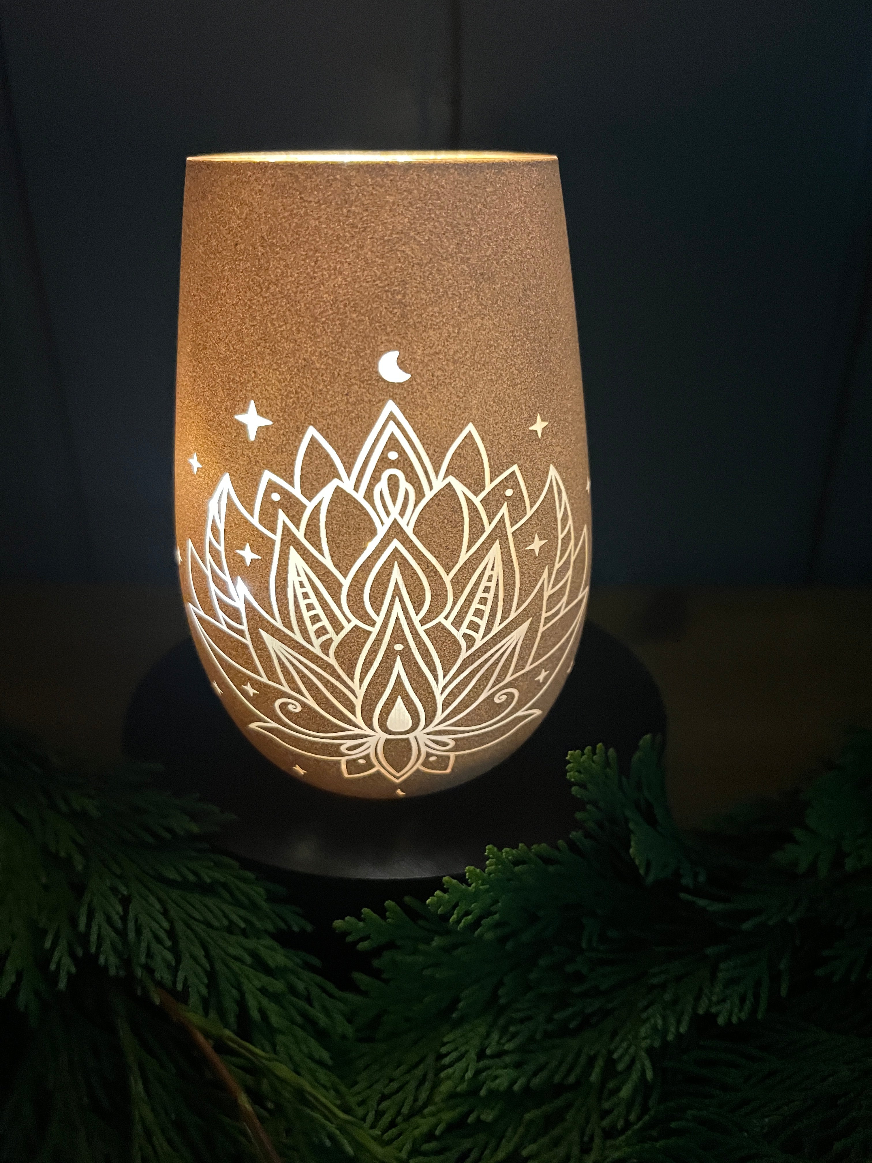 Windlicht Mandala – Lotus, Mond & Sterne, 12 cm, Weiß & Bronze